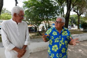 PALANQUE – Ex-vereadores Severino Farias e Reginaldo Silva, organizadores do primeiro ato das Diretas Já, na praça que reuniu os manifestantes em Abreu e Lima. Foto: Roberta Guimarães